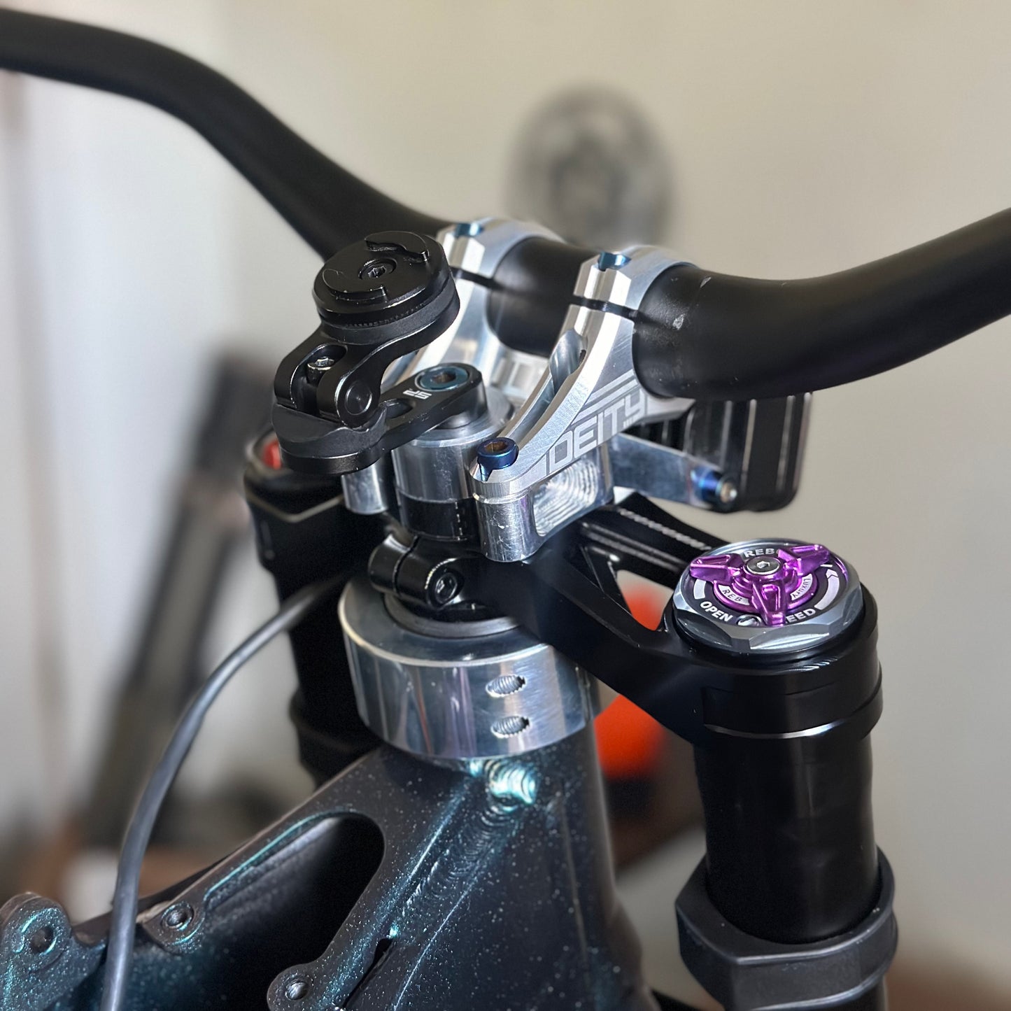 Phone Mount Stem Lock
